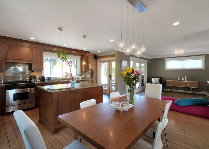 Great West Vancouver House With Hot Tub, Across From Beach & 10 Mn To Downtown Vancouver